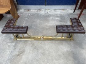 A VICTORIAN STYLE CHESTERFIELD LEATHER AND BRASS FIREPLACE CLUB FENDER, 58" WIDE