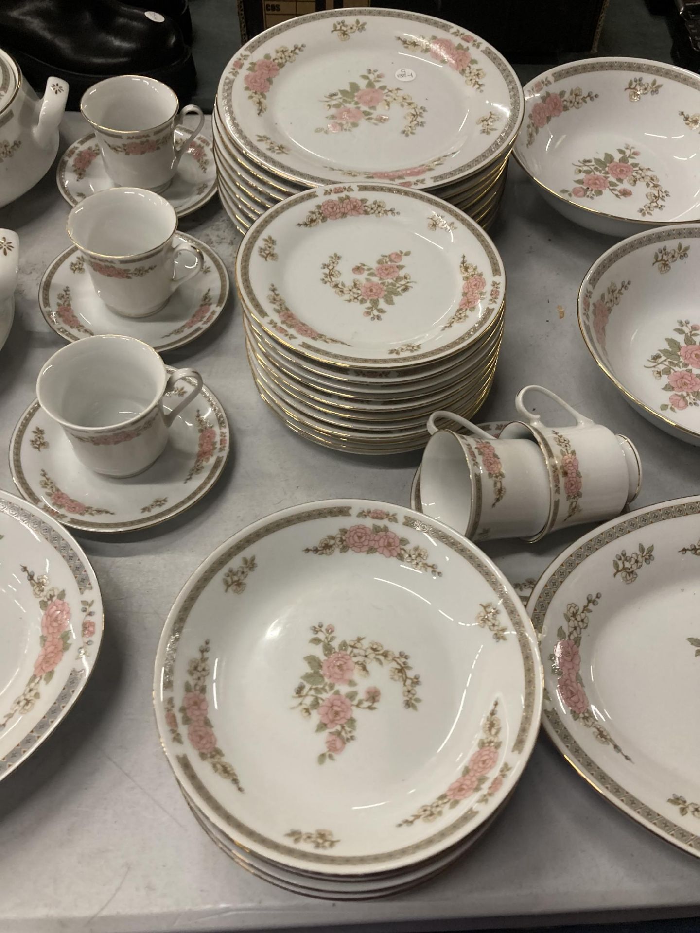 A 'CROWN MING' PART DINNER SERVICE TO INCLUDE SERVING PLATES, SEVING TUREENS, DINNER AND SIDE - Image 3 of 5