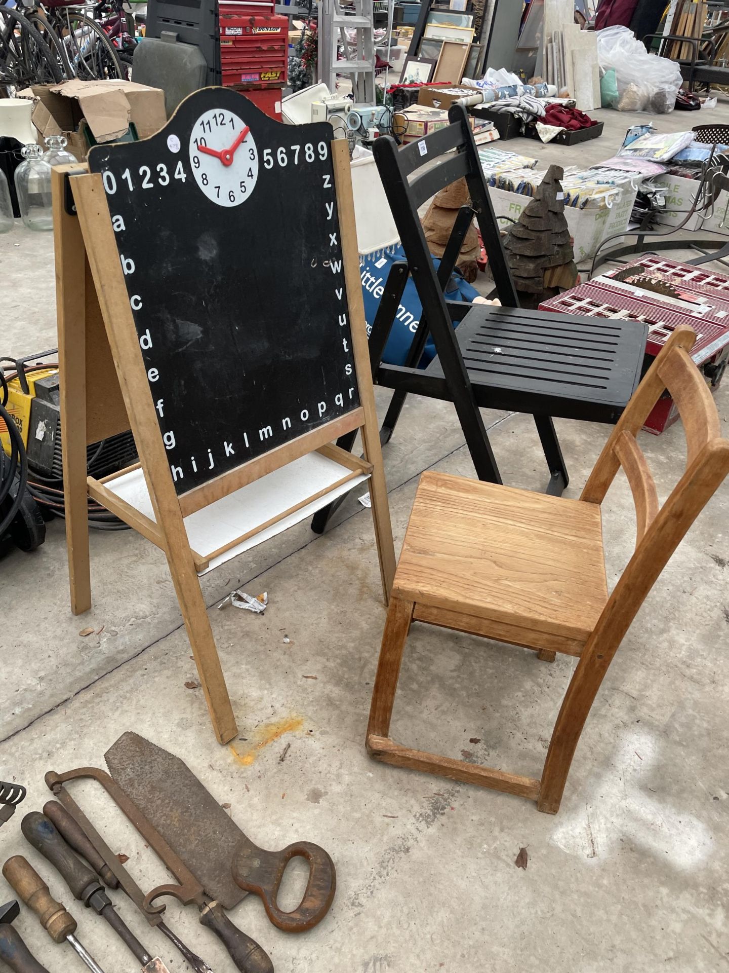 A FOLDING WOODEN CHAIR, A CHILDS CHALK BOARD AND A CHILDS CHAIRS - Bild 2 aus 2