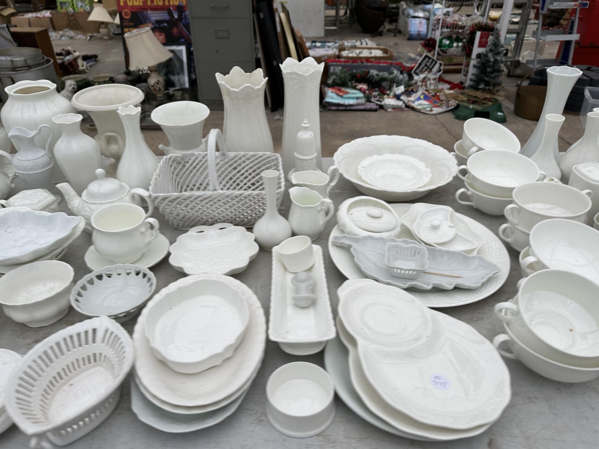 A LARGE QUANTITY OF WHITE CERAMICS TO INCLUDE VASES, PLATES AND BOWLS ETC - Bild 3 aus 4