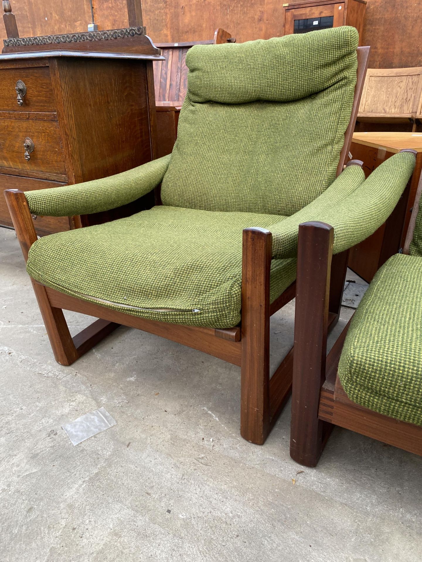 A MID 20TH CENTURY AMFROSIA WOOD SOFA BED - Image 3 of 3