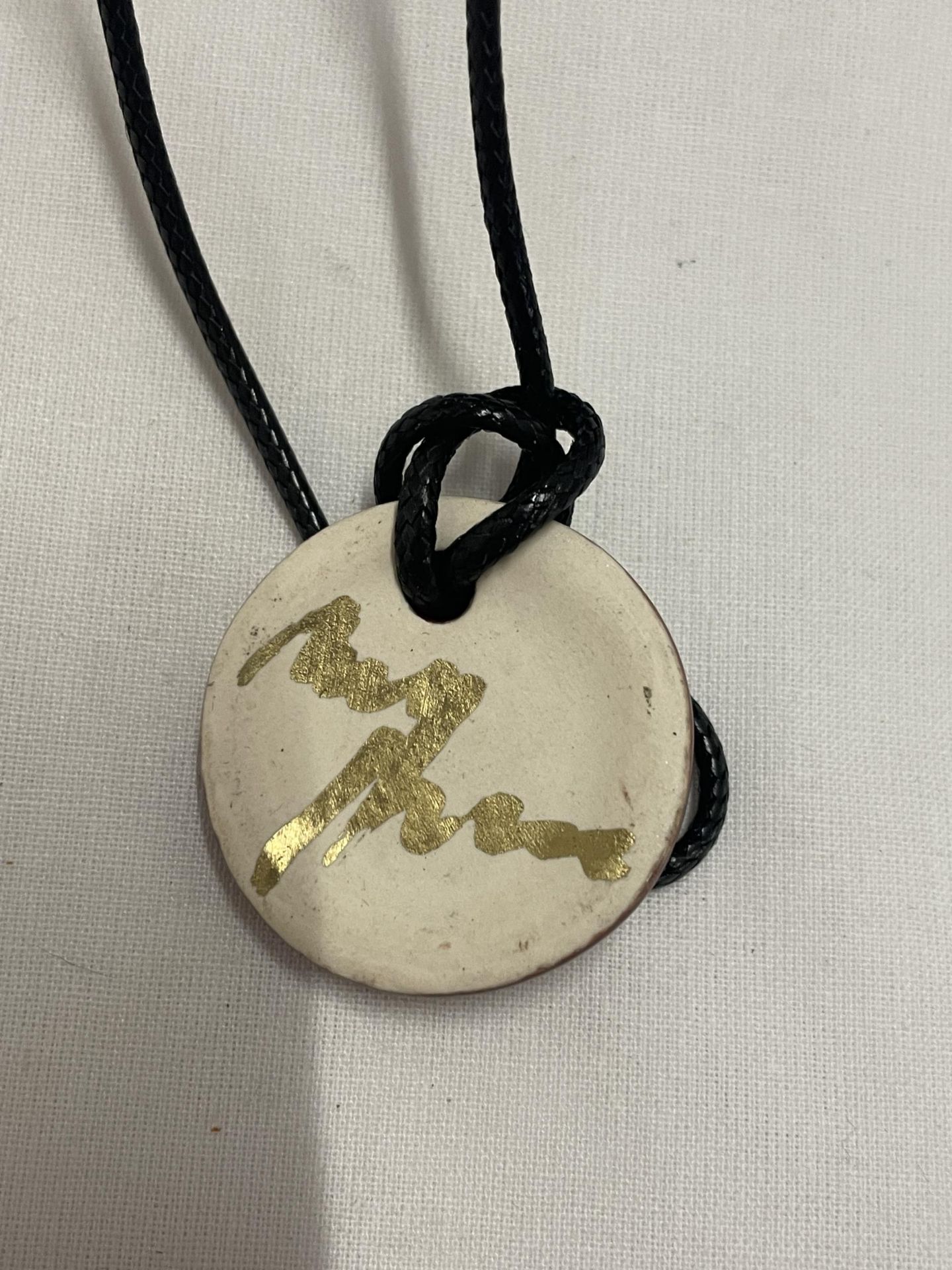 AN ANITA HARRIS HAND PAINTED AND SIGNED IN GOLD BOXED POPPY PENDANT - Image 3 of 3