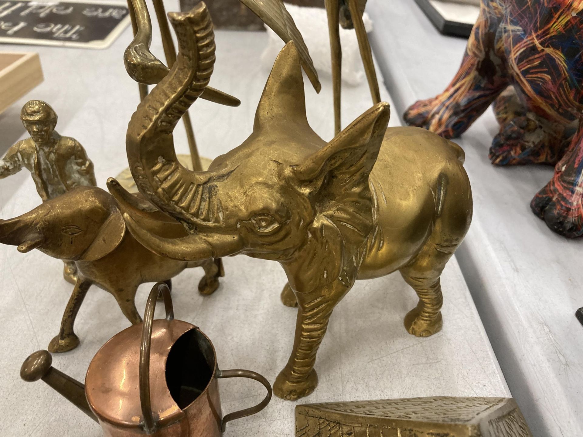 A QUANTITY OF VINTAGE BRASSWARE TO INCLUDE HORSE BRASSES, ELEPHANTS, STORKS, ETC - Bild 3 aus 6