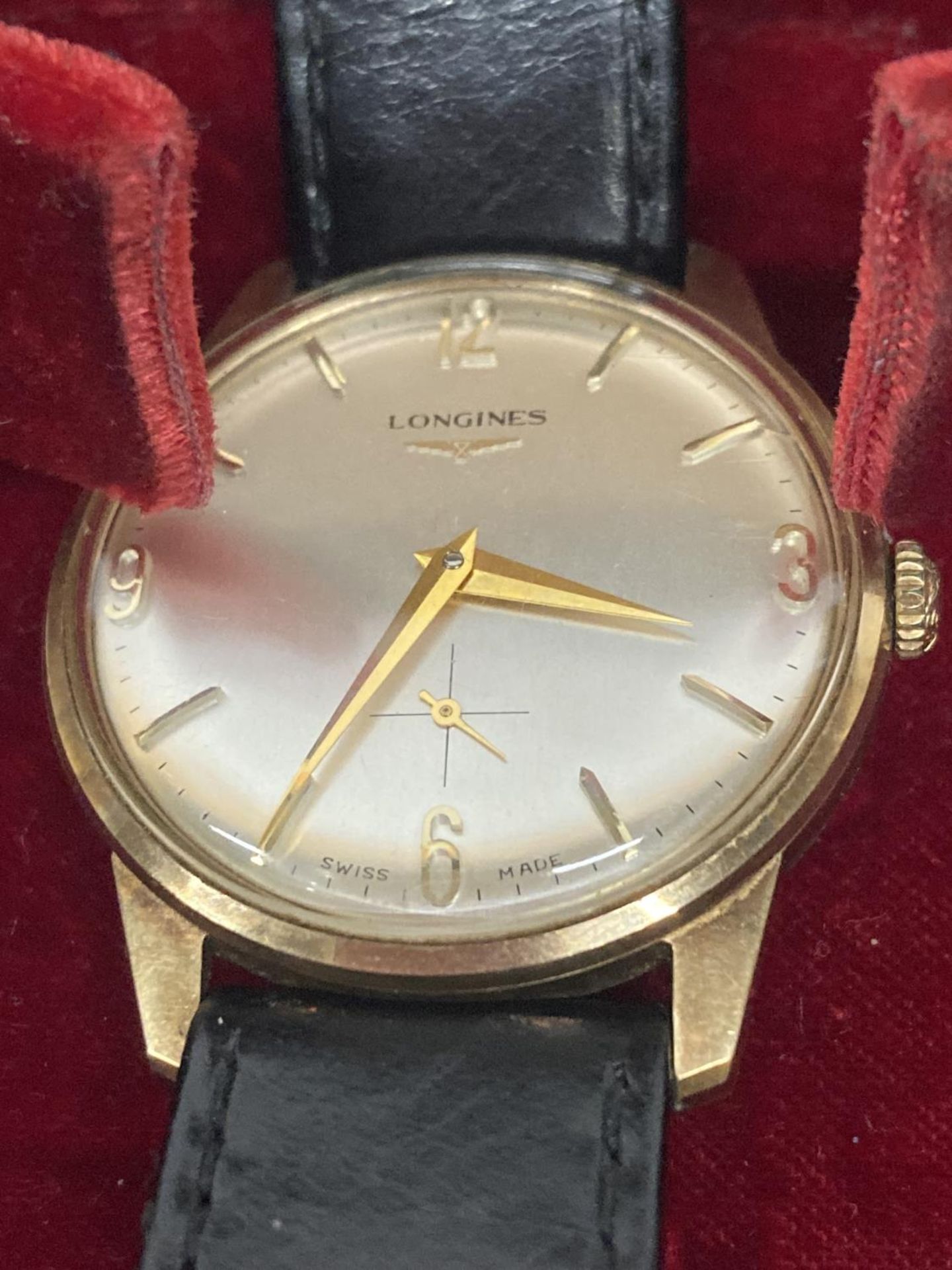 A VINTAGE LONGINES GENTLEMAN'S WRIST WATCH WITH 9 CARAT GOLD CASE, SILVERISED DIAL AND ORIGINAL CASE - Bild 2 aus 5