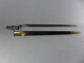 A MARTINI HENRY BAYONET AND BRASS MOUNTED SCABBARD, 46CM BLADE, LENGTH 56CM