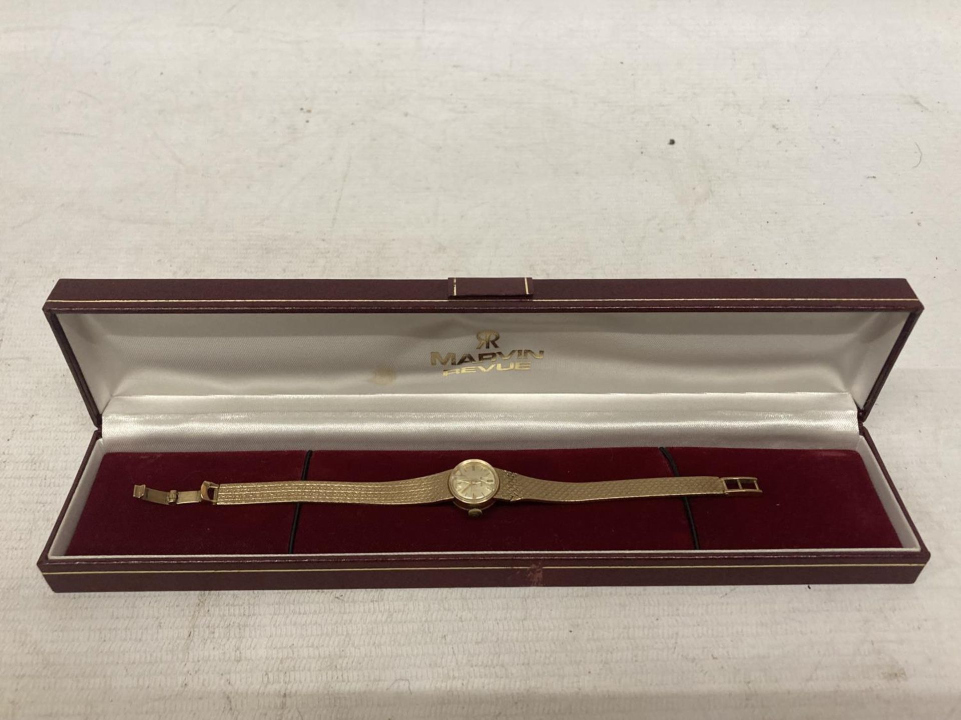 A VINTAGE MARVIN LADIES' WRIST WATCH WITH 9 CARAT GOLD CASE
