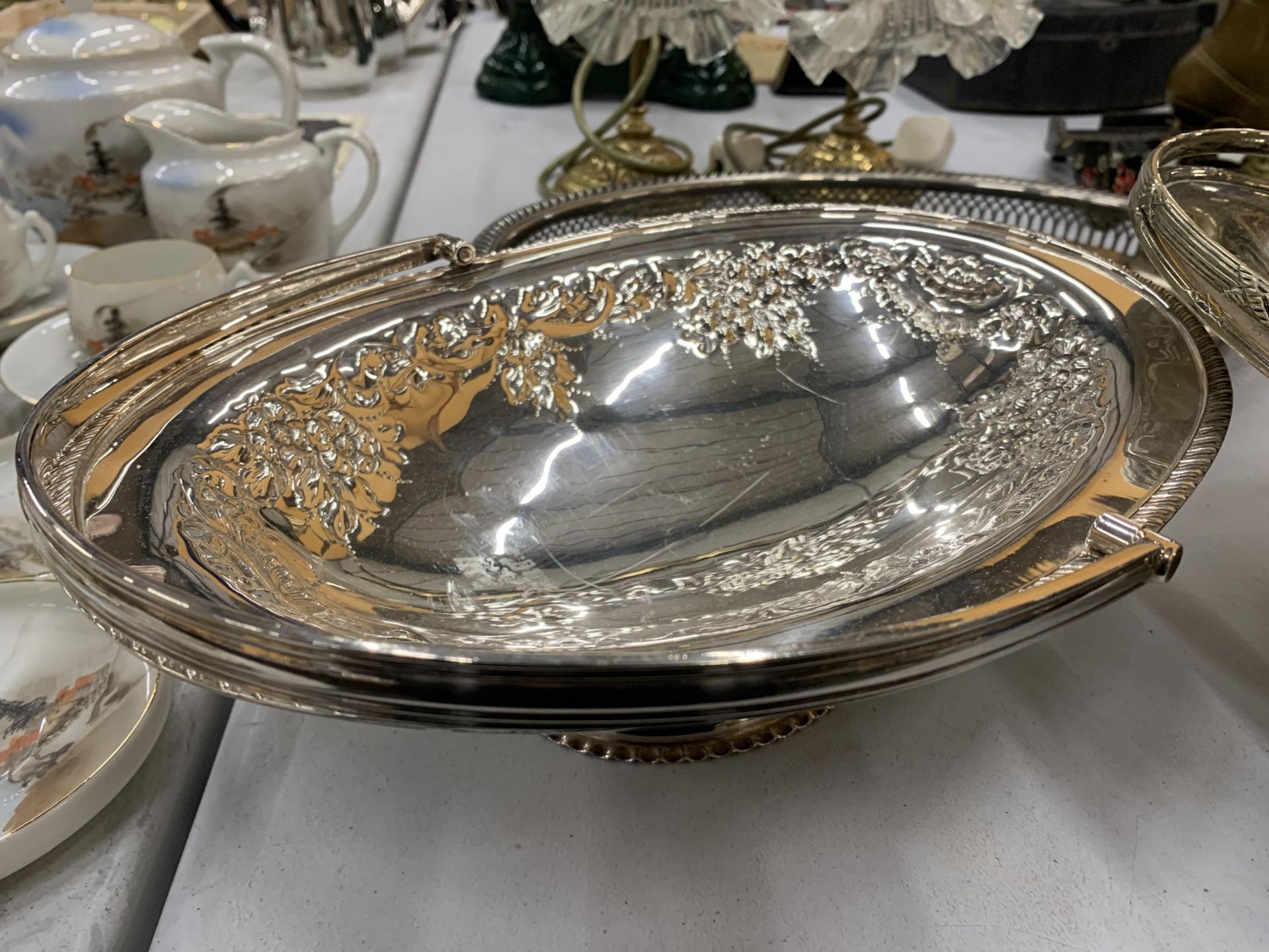 THREE ITEMS OF SILVER PLATE TO INCLUDE A GALLERIED TRAY AND TWO BASKET HANDLED FOOTED BOWLS - Bild 4 aus 6