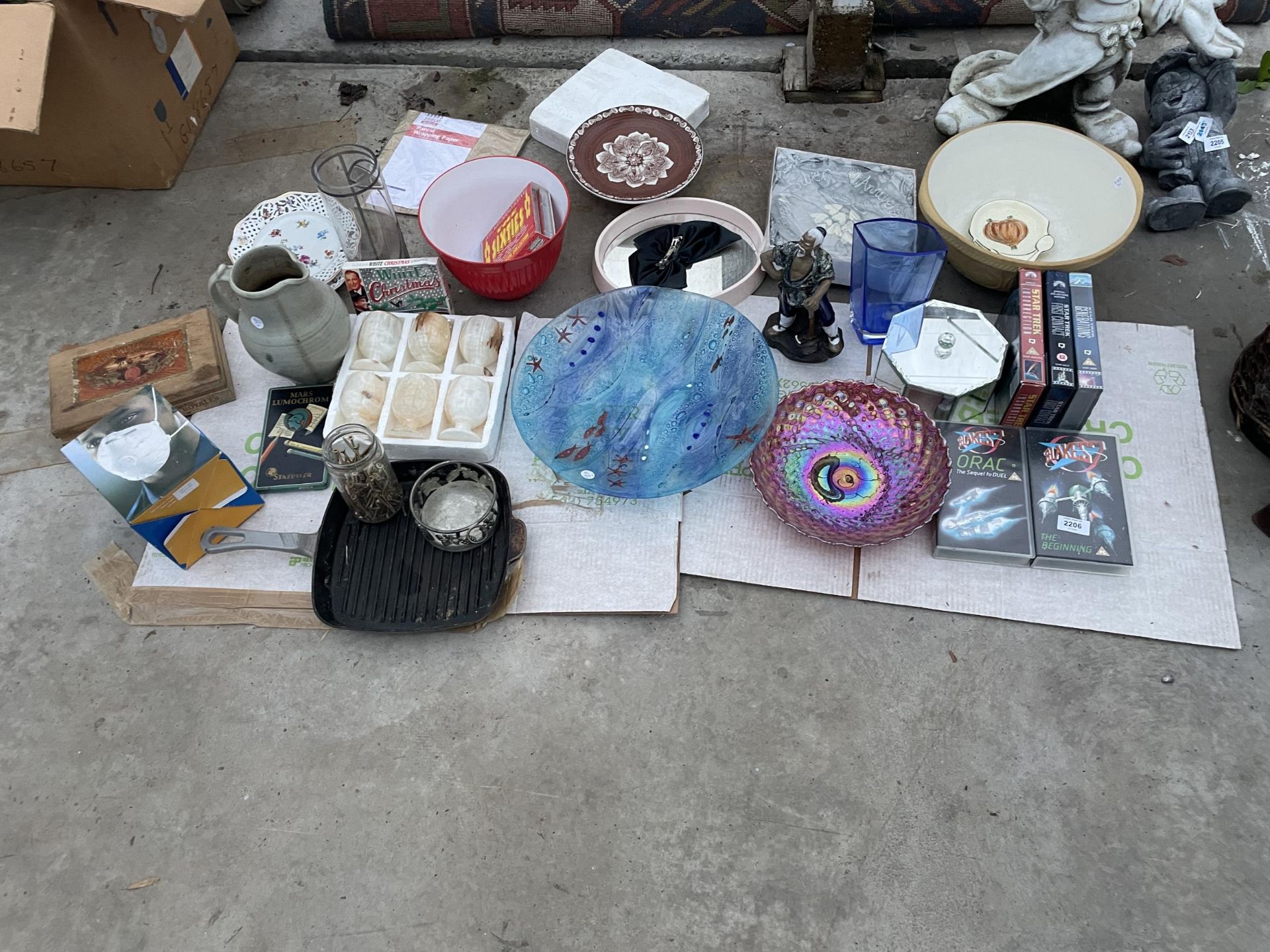 AN ASSORTMENT OF ITEMS TO INCLUDE GLASS BOWLS AND PANS ETC