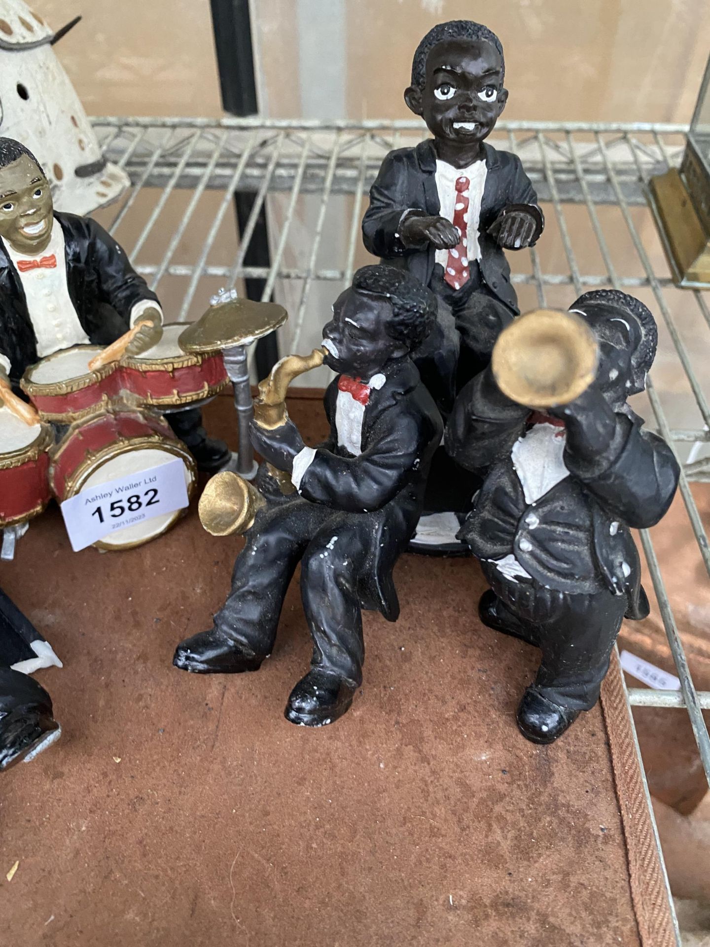 A SET OF SEVEN VINTAGE RESIN JAZZ BAND PLAYER FIGURES - Image 4 of 4