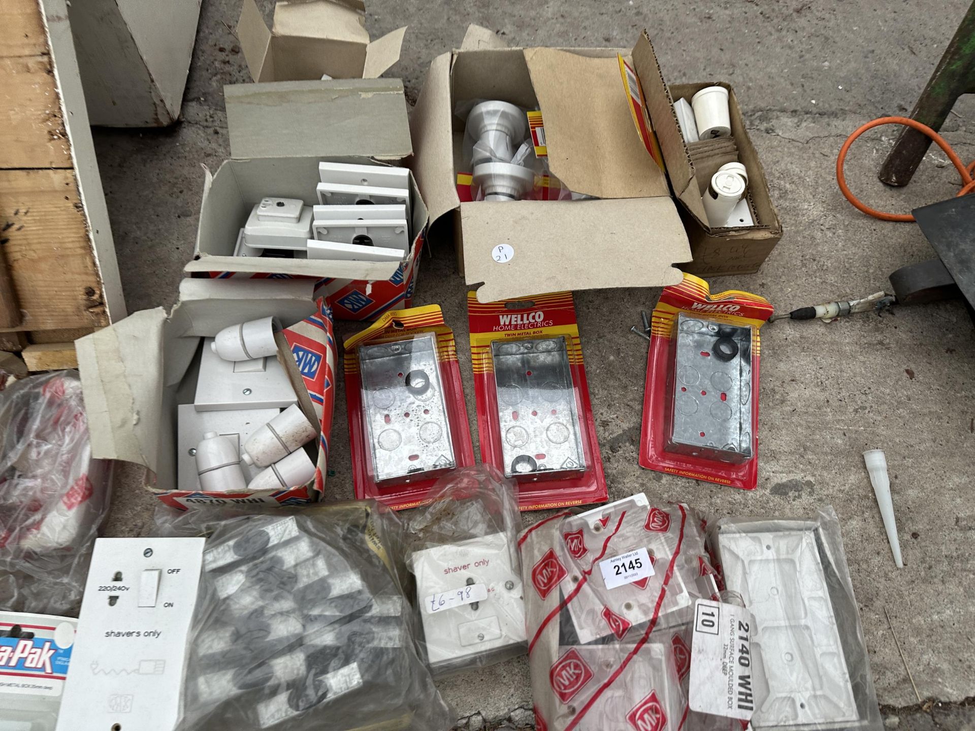 AN ASSORTMENT OF ELECTRICAL HARDWARE TO INCLUDE SOCKET BOXES AND LIGHT FITTINGS ETC - Bild 2 aus 3