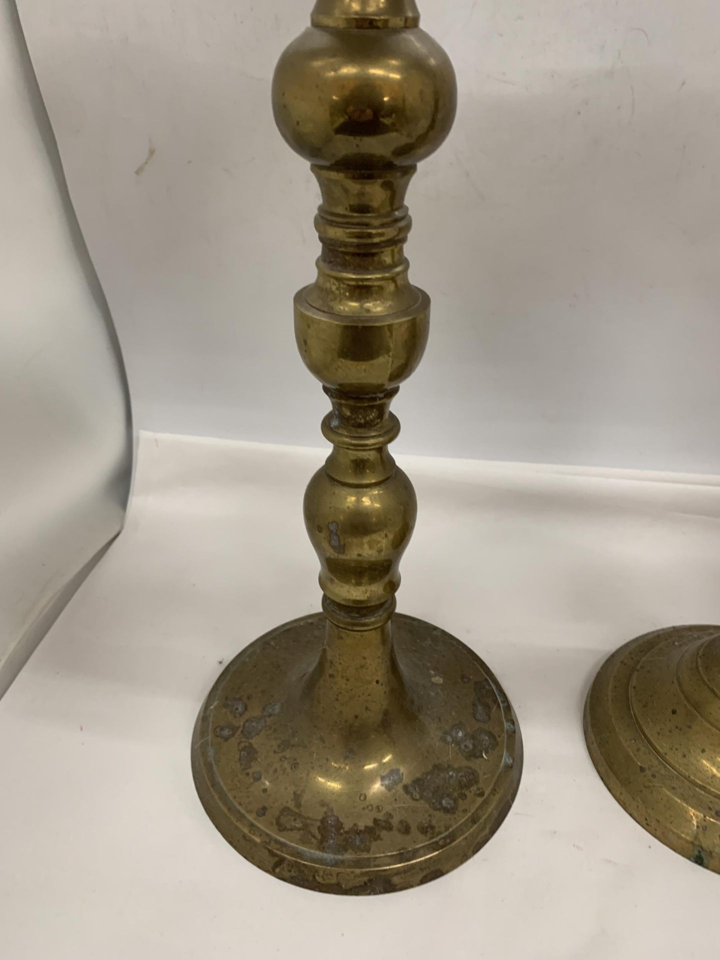 A NEAR PAIR OF VINTAGE BRASS TALL VASES, HEIGHT 50CM - Image 3 of 7