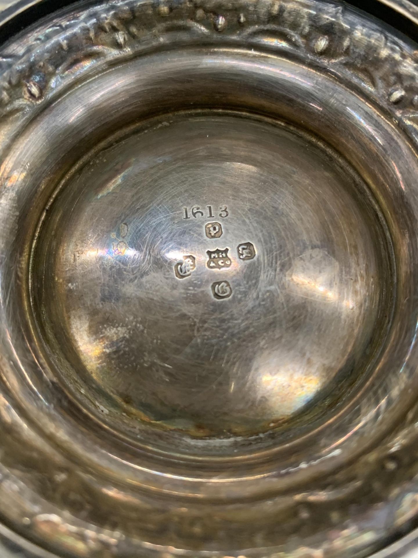 A SILVER PLATED ORNATELY DECORATED TANKARD, TWO SILVER PLATED OPEN SALTS AND A WHITE METAL POST - Image 4 of 4