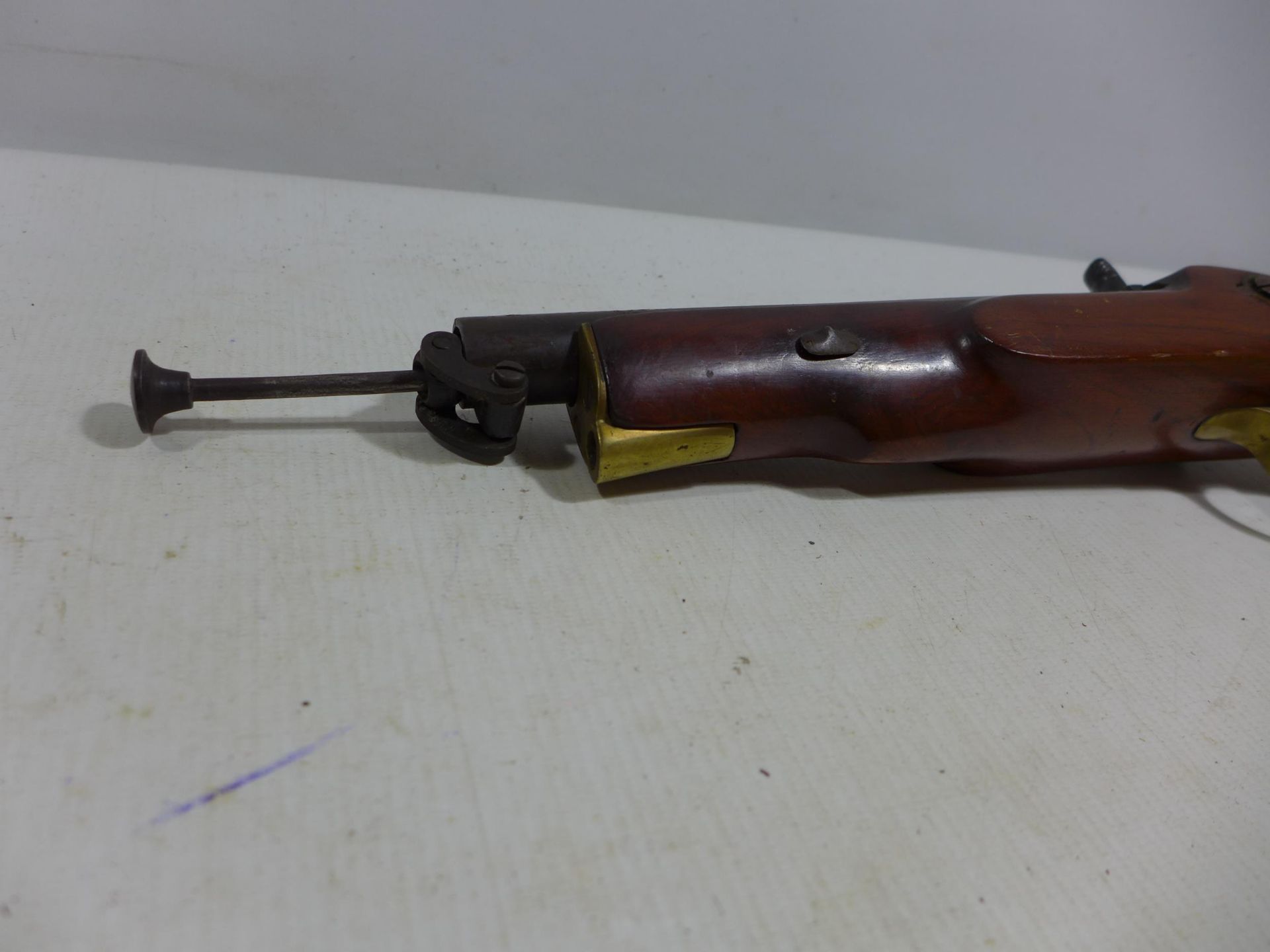 A DEACTIVATED PERCUSSION CAP PISTOL, 19.5CM BARREL, WOODEN STOCK WITH BRASS FITTINGS, LENGTH 36CM - Image 5 of 6