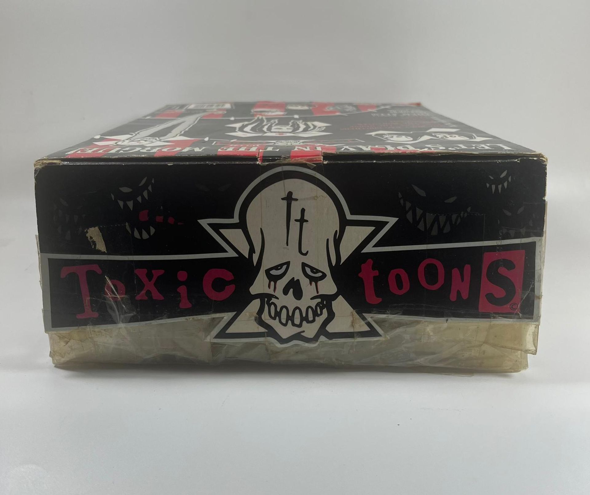 A 2004 MEZCO BOXED TOXIC TOONS THE BODY BAG BROTHERS AND MISS CERY GOTHIC FIGURES, 28 X 23 CM - Image 3 of 5