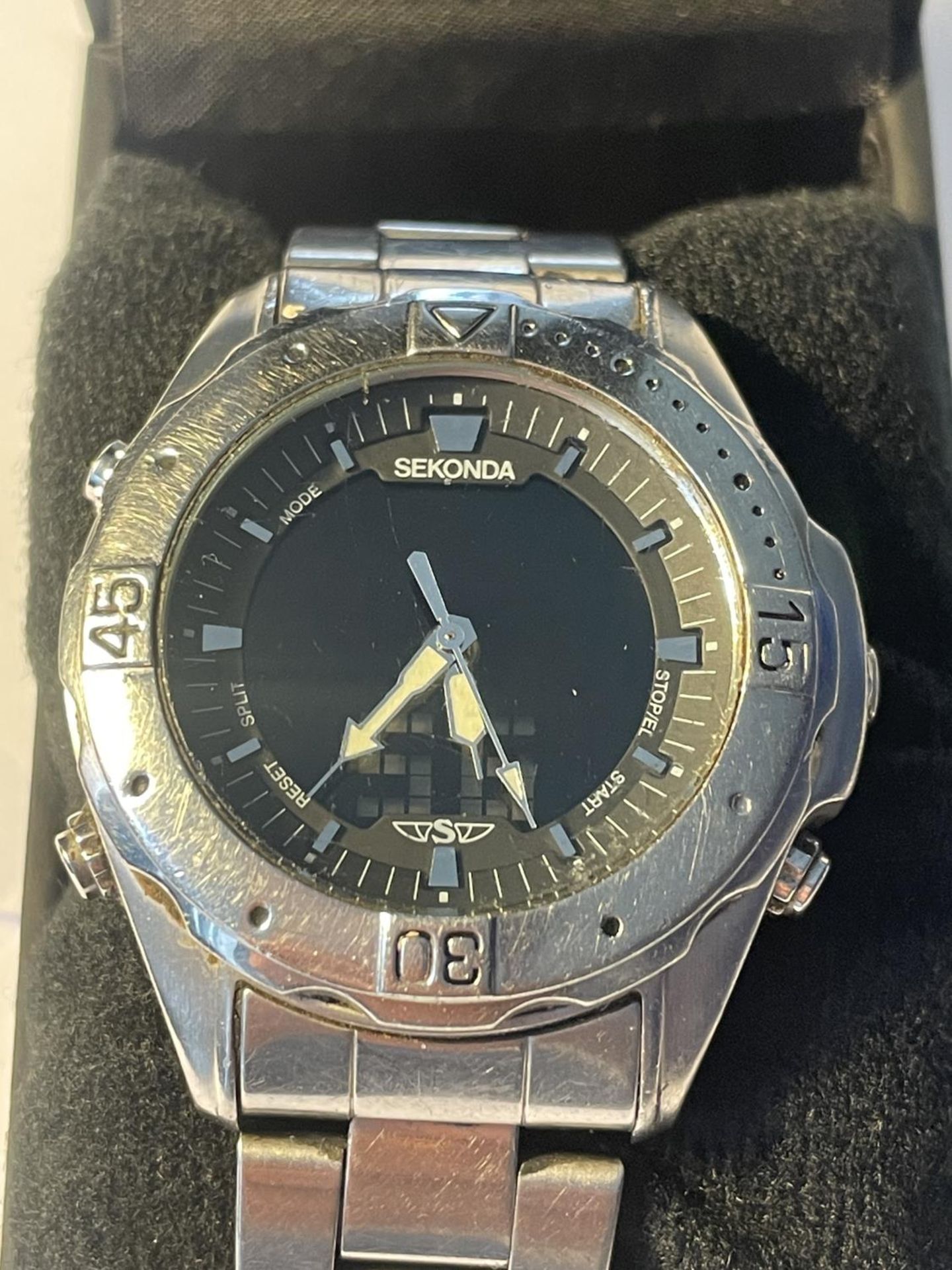 A SEKONDA WRIST WATCH IN A PRESENTATION BOX SEEN WORKING BUT NO WARRANTY - Image 2 of 3