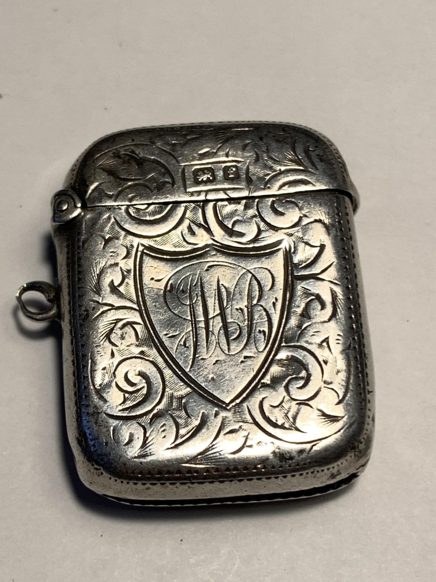 A HALLMARKED BIRMINGHAM SILVER VESTA CASE