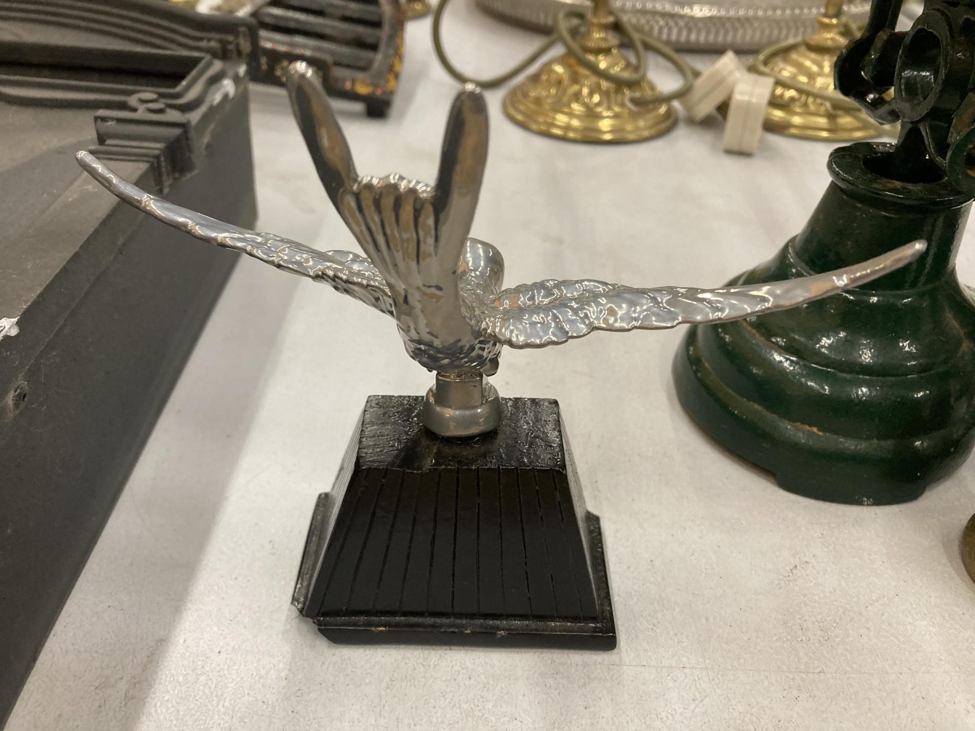 A VINTAGE WHITE METAL MODEL OF A SWIFT CAR MASCOT ON A BASE, HEIGHT 14CM - Image 4 of 4