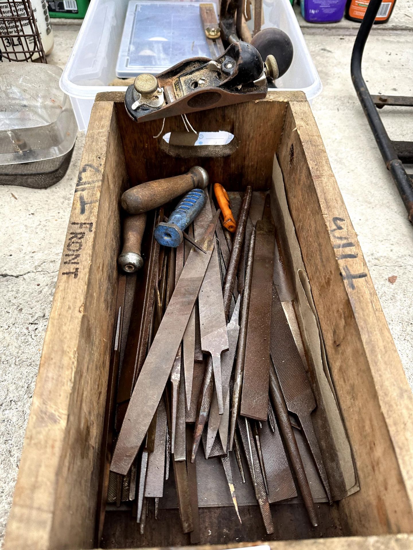 AN ASSORTMENT OF VINTAGE TOOLS TO INCLUDE FILES AND WOOD PLANES ETC - Image 2 of 3