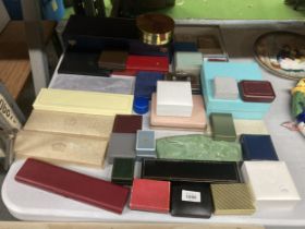 A LARGE QUANTITY OF JEWELLERY BOXES