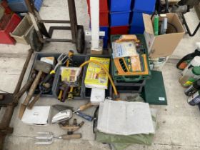 AN ASSORTMENT OF GARDEN ITEMS TO INCLUDE SPRAYERS, TROWELS AND TOOLS ETC