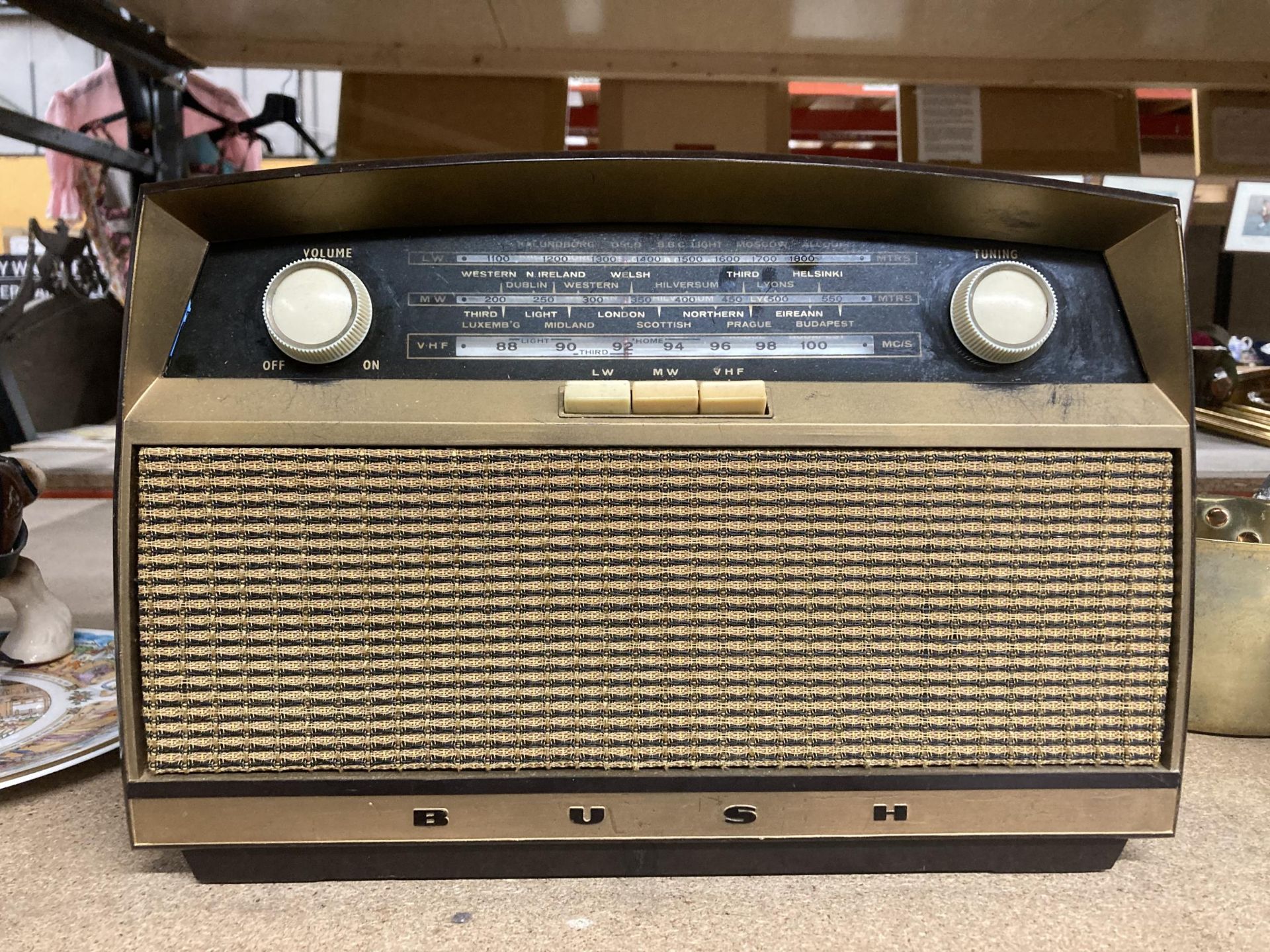 A VINTAGE BUSH VALVE RADIO