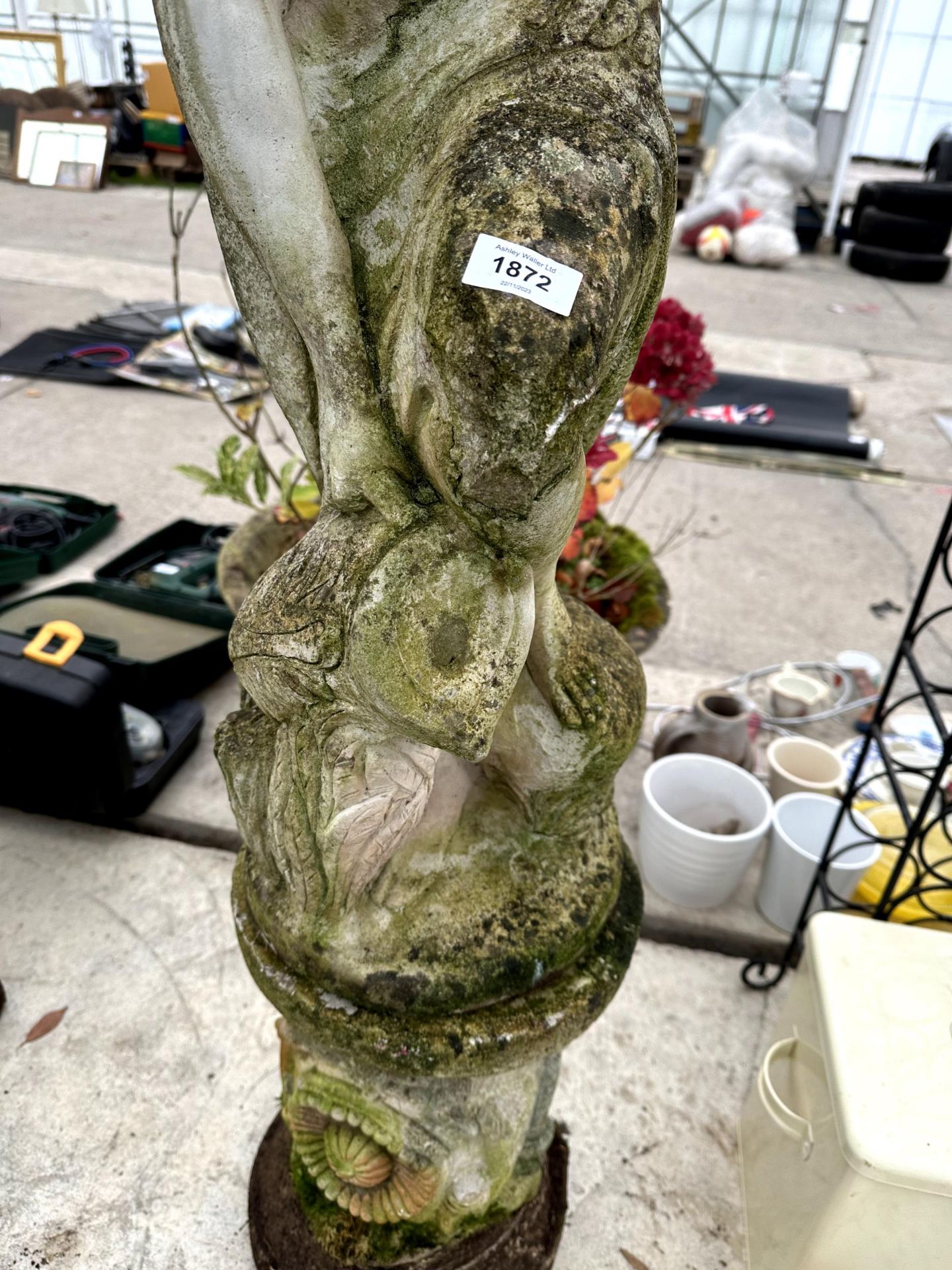 A DECORATIVE CONCRETE GARDEN FIGURE OF A FEMALE WITH PLINTH BASE - Image 3 of 4