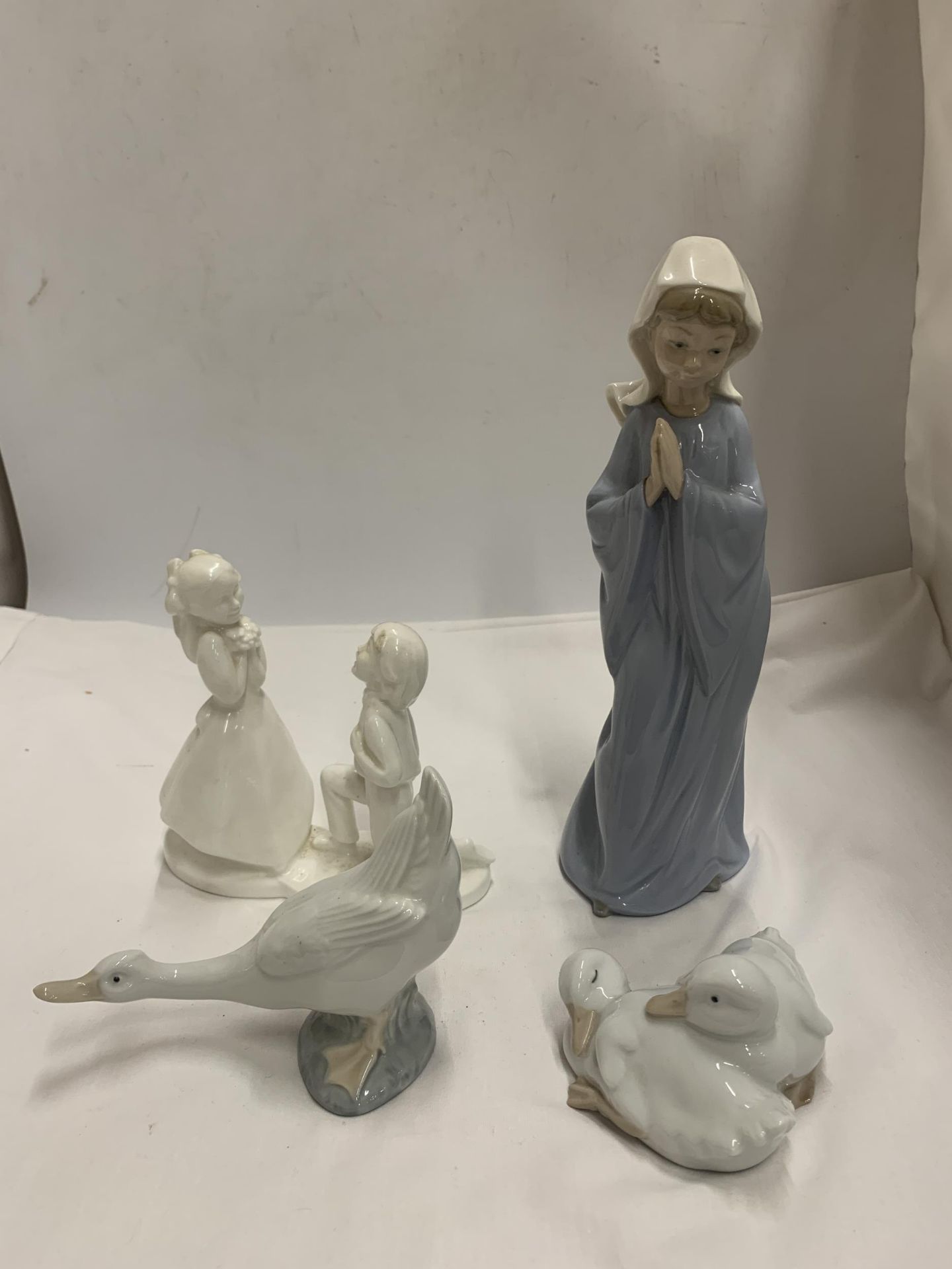 A GROUP OF FOUR FIGURES - NAO LLADRO GIRL AND GEESE AND A ROYAL DOULTON IMAGES FIGURE - Image 2 of 6