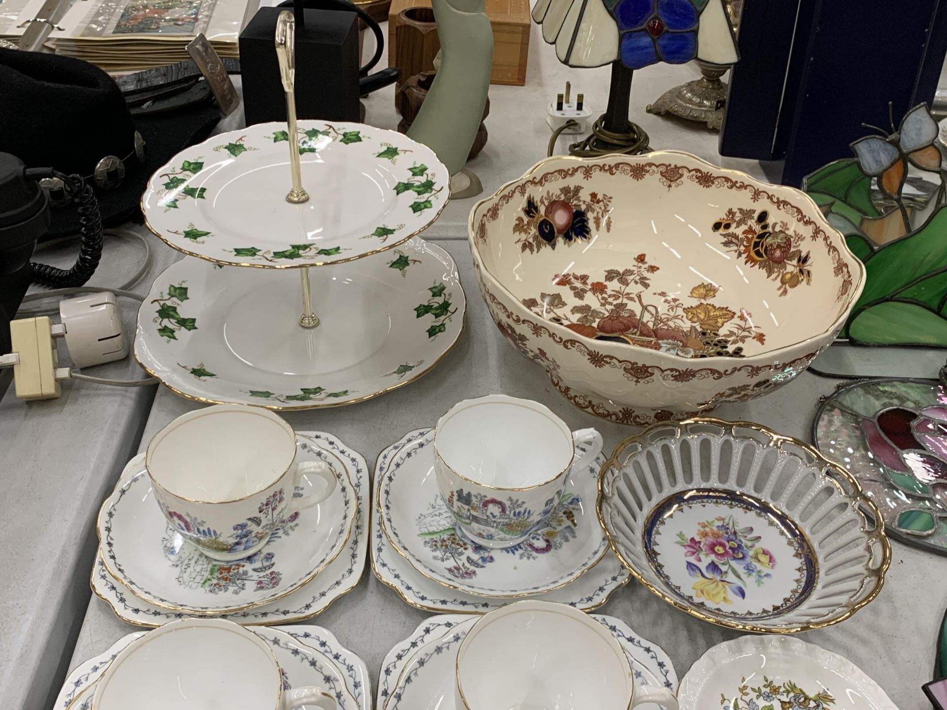 A QUANTITY OF VINTAGE CHINA CUPS AND SAUCERS WITH THE IMAGE OF A LADY IN A GARDEN, A COLCLOUGH - Image 3 of 4