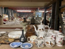 A MIXED LOT TO INCLUDE AYNSLEY COTTAGE GARDEN BOWL, GROUSE CHINA TEA SET ETC