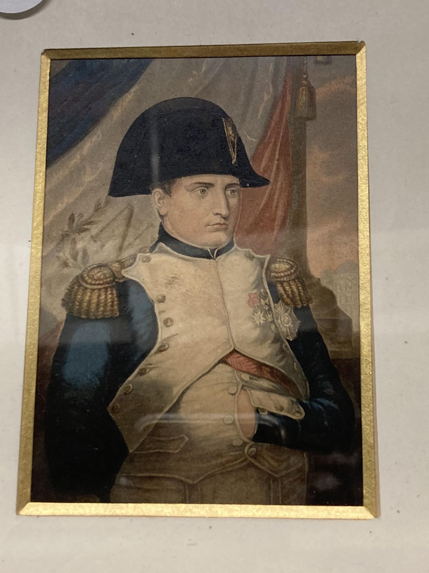 A PAIR OF GILT FRAMED PRINTS OF MILITARY FIGURES - Image 3 of 3
