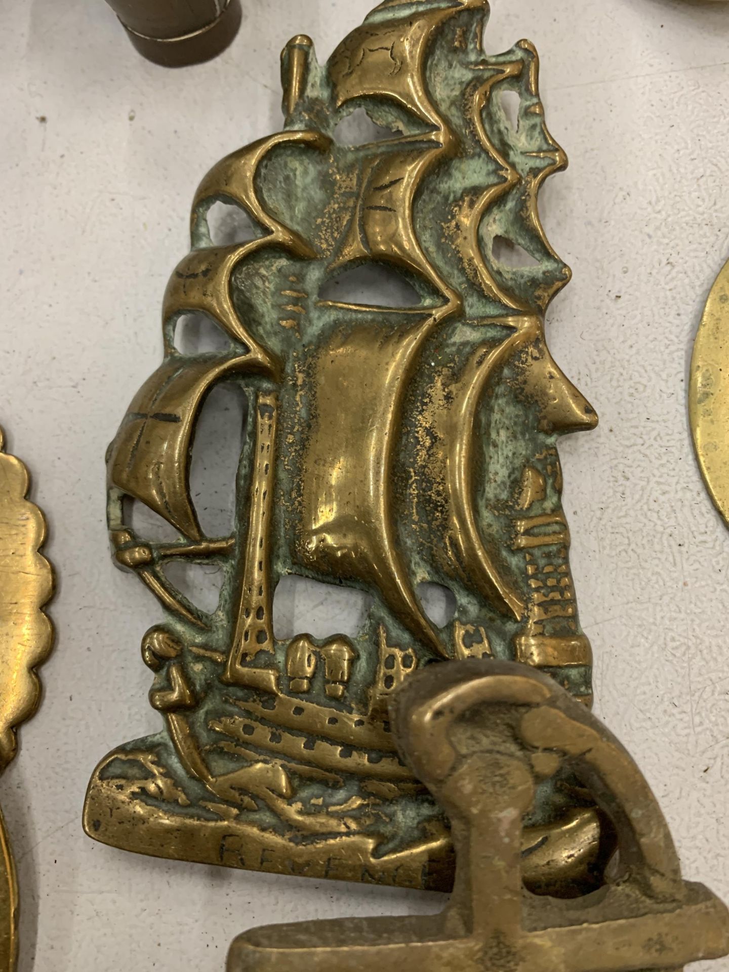 A LARGE QUANTITY OF VINTAGE BRASS HORSE BRASSES, ETC - Image 4 of 6