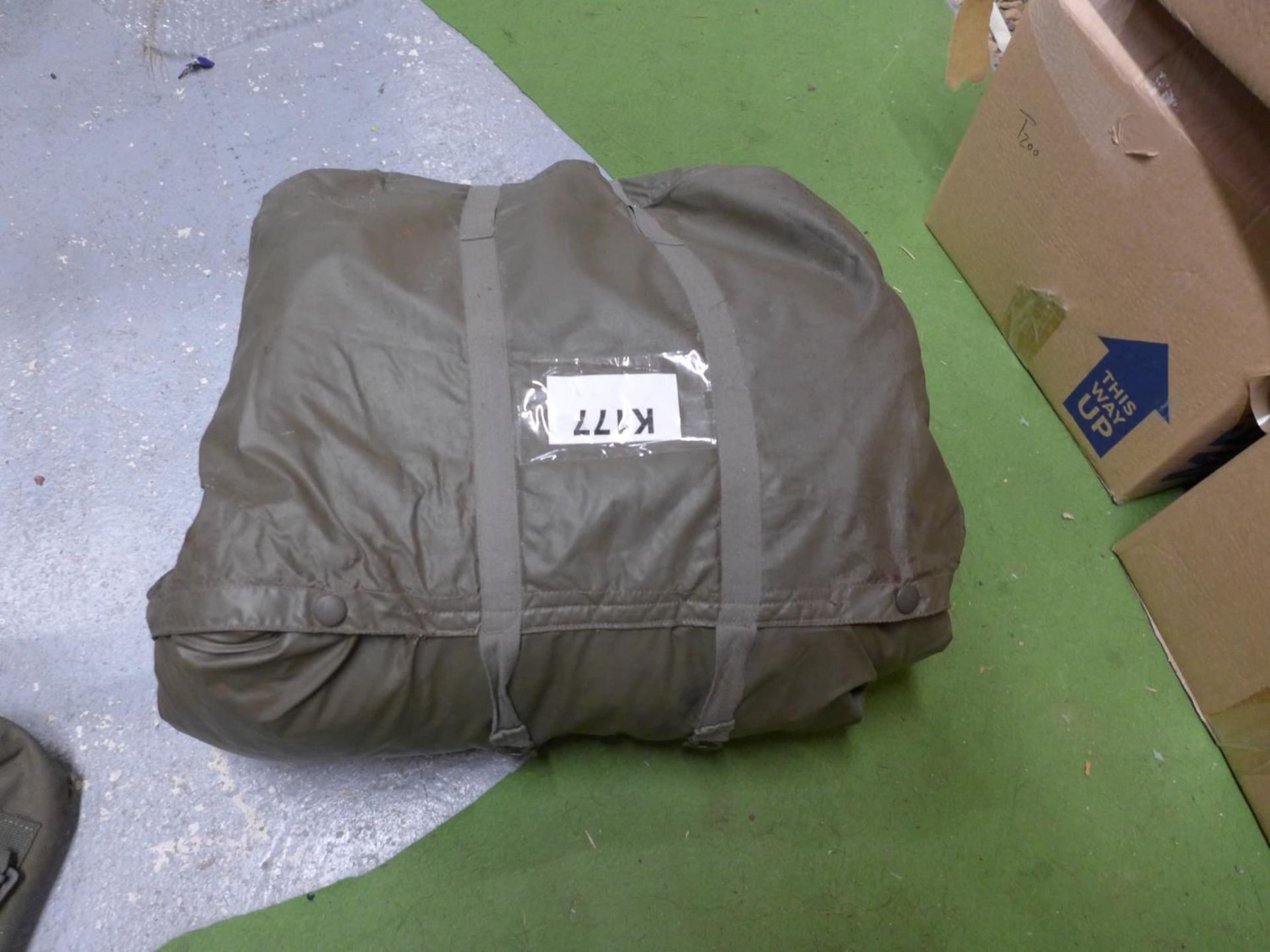 A GERMAN GREEN SNIPER SLEEPING BAG WITH ARMS - Bild 2 aus 2