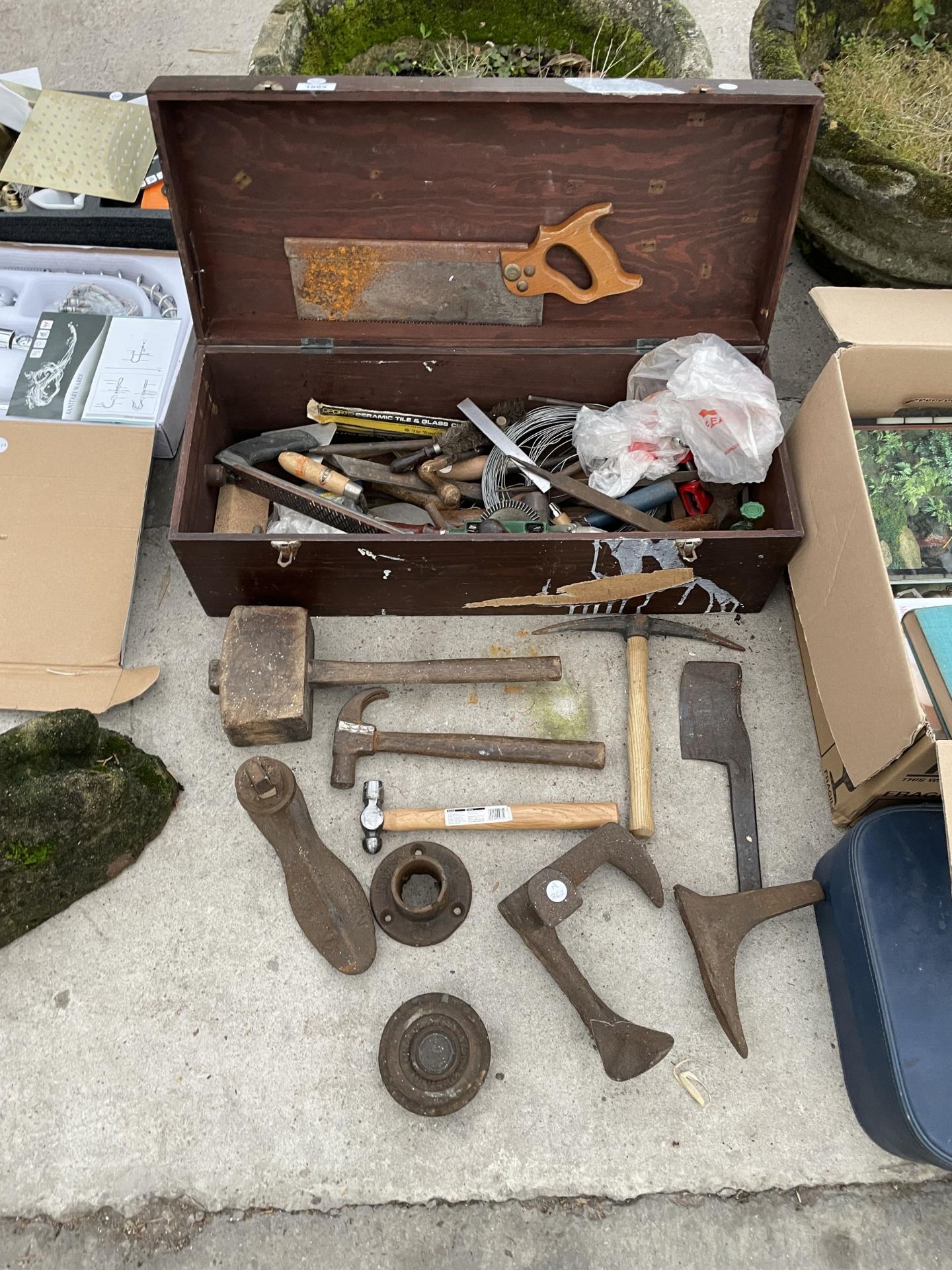 AN ASSORTMENT OF VINTAGE ITEMS TO INCLUDE HAMMERS, MALLETS AND COBBLERS LASTS ETC