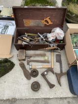 AN ASSORTMENT OF VINTAGE ITEMS TO INCLUDE HAMMERS, MALLETS AND COBBLERS LASTS ETC