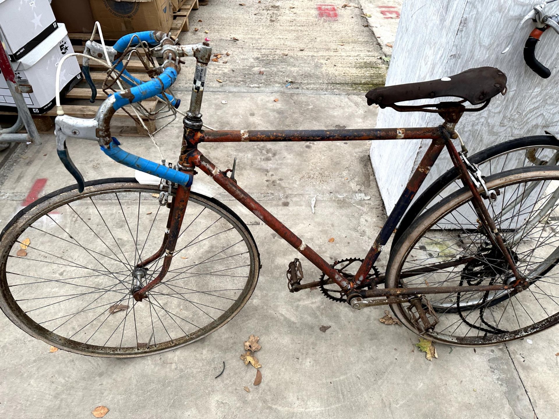 TWO VINTAGE GENTS ROAD RACING BIKES TO INCLUDE A RALEIGH - Bild 2 aus 6