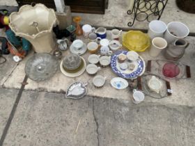 AN ASSORTMENT OF HOUSEHOLD ITEMS TO INCLUDE CERAMICS AND GLASS WARE ETC