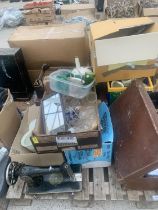 AN ASSORTMENT OF HOUSEHOLD CLEARANCE ITEMS