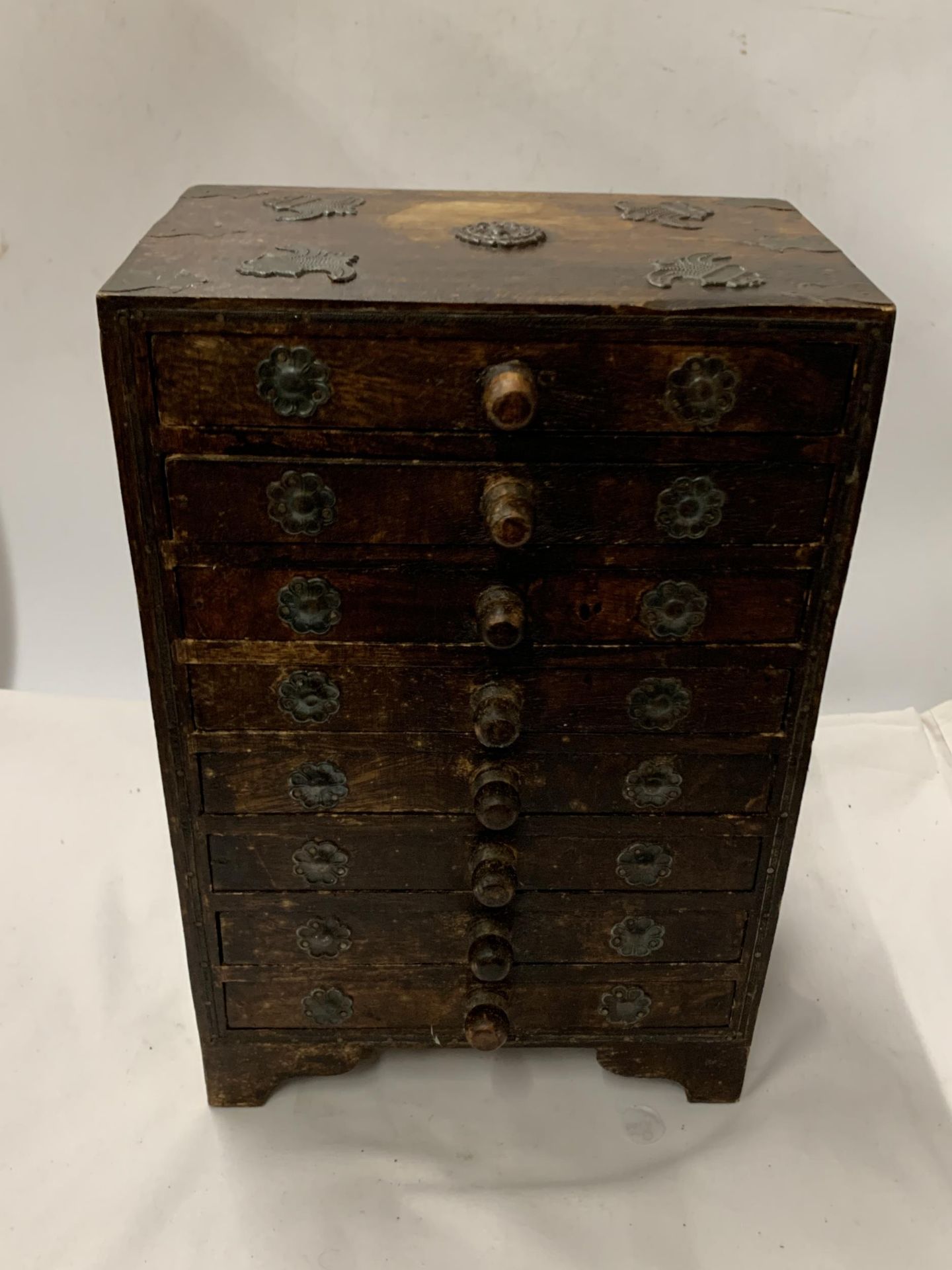 A VINTAGE WOODEN TABLE TOP EIGHT DRAWER CABINET WITH METAL MOUNTS AND FITTINGS, 34 X 23 CM