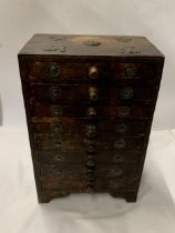 A VINTAGE WOODEN TABLE TOP EIGHT DRAWER CABINET WITH METAL MOUNTS AND FITTINGS, 34 X 23 CM