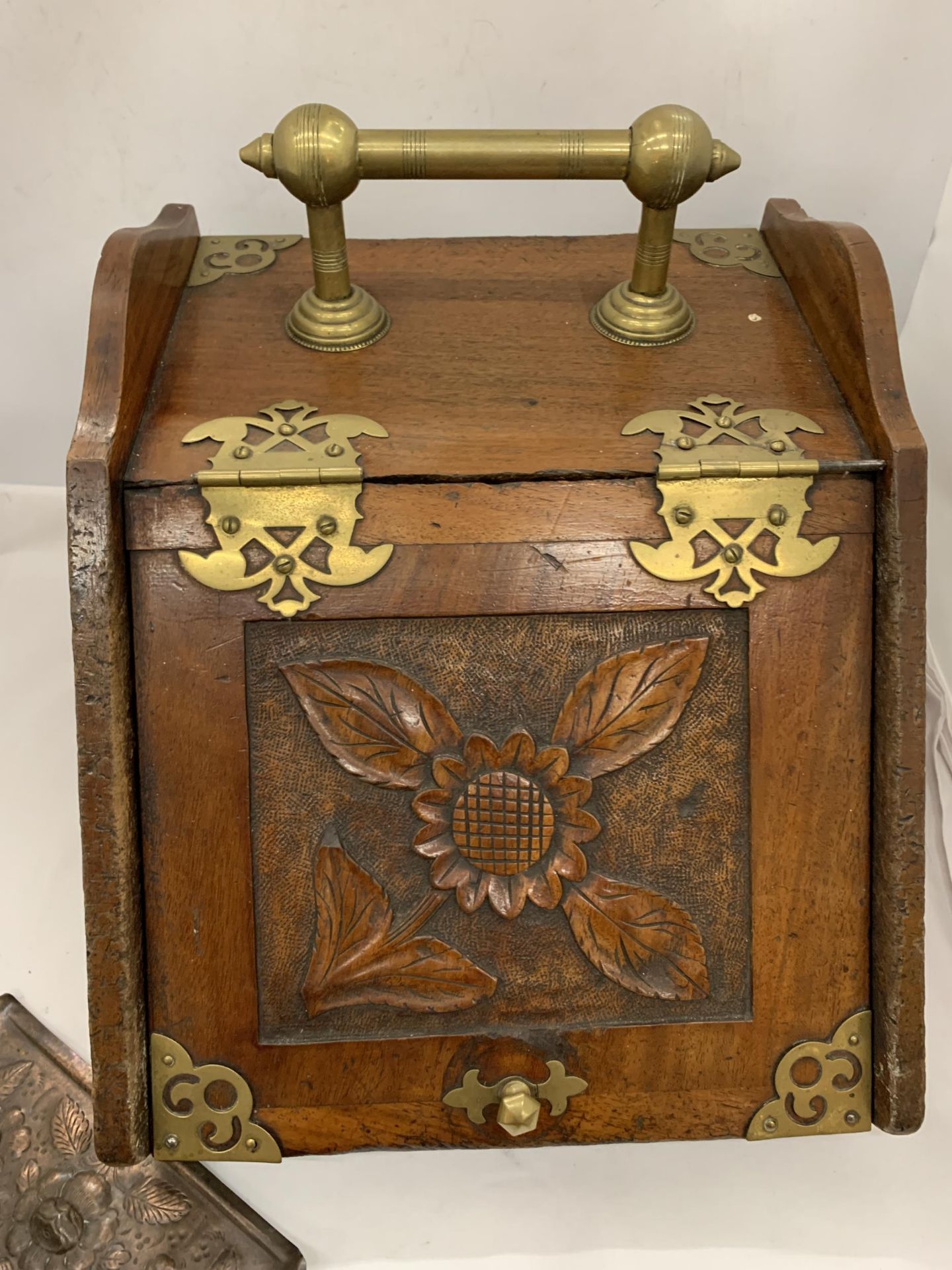 A VINTAGE OAK COAL BOX WITH BRASS FITTINGS AND HANDLE WITH CARVED FLORAL DESIGN, WITH ORIGINAL - Image 2 of 5
