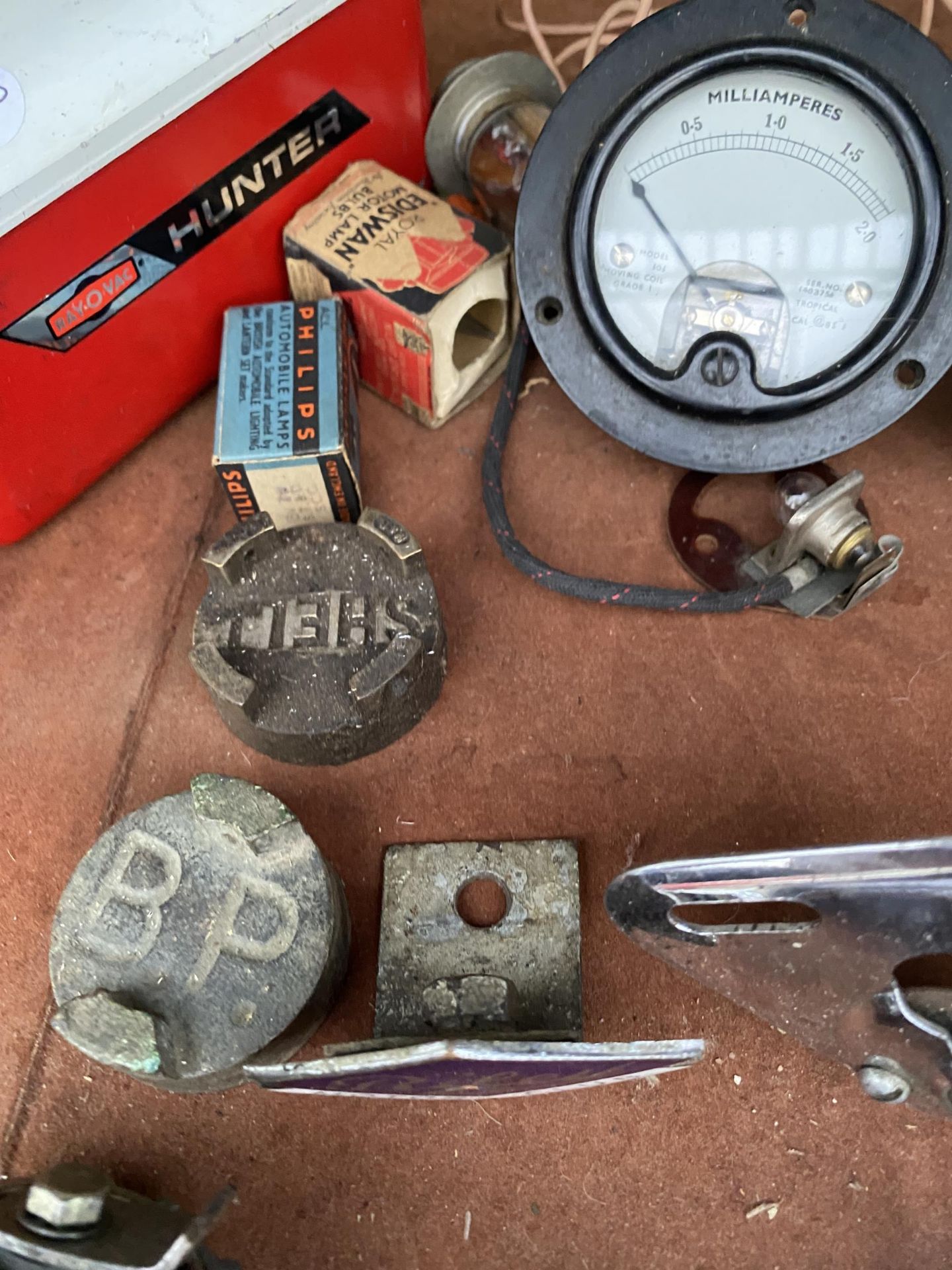 AN ASSORTMENT OF VINTAGE AUTOMOBILE ITEMS TO INCLUDE BADGES, MIRRORS AND CAPS ETC - Image 5 of 6