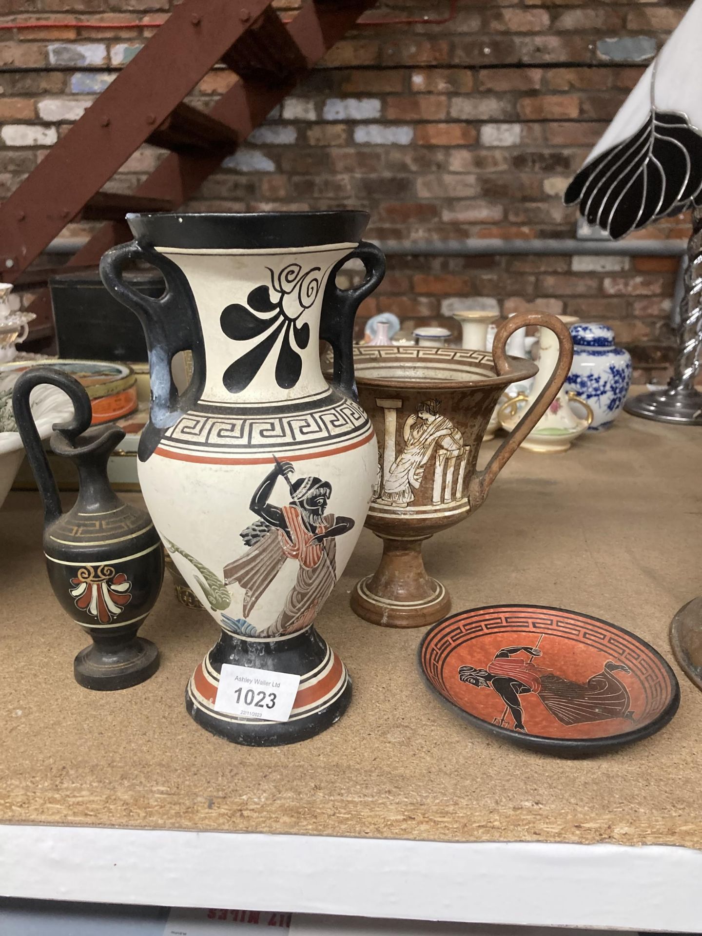 A COLLECTION OF GREEK STYLE ITEMS TO INCLUDE A TWO HANDLED URN, VASES AND A PIN TRAY - 5 IN TOTAL