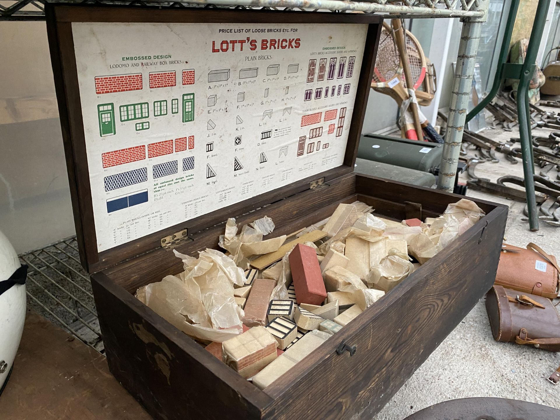 A WOODEN LOTT'S BRICKS ACCESSORIES BOX AND CONTENTS - Image 3 of 6