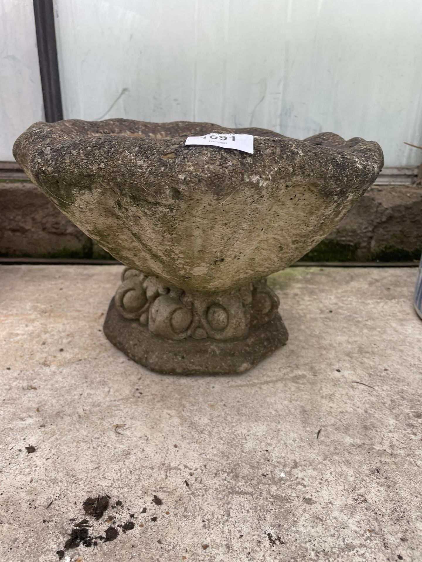 A CONCRETE GARDEN BIRD BATH - Image 3 of 3