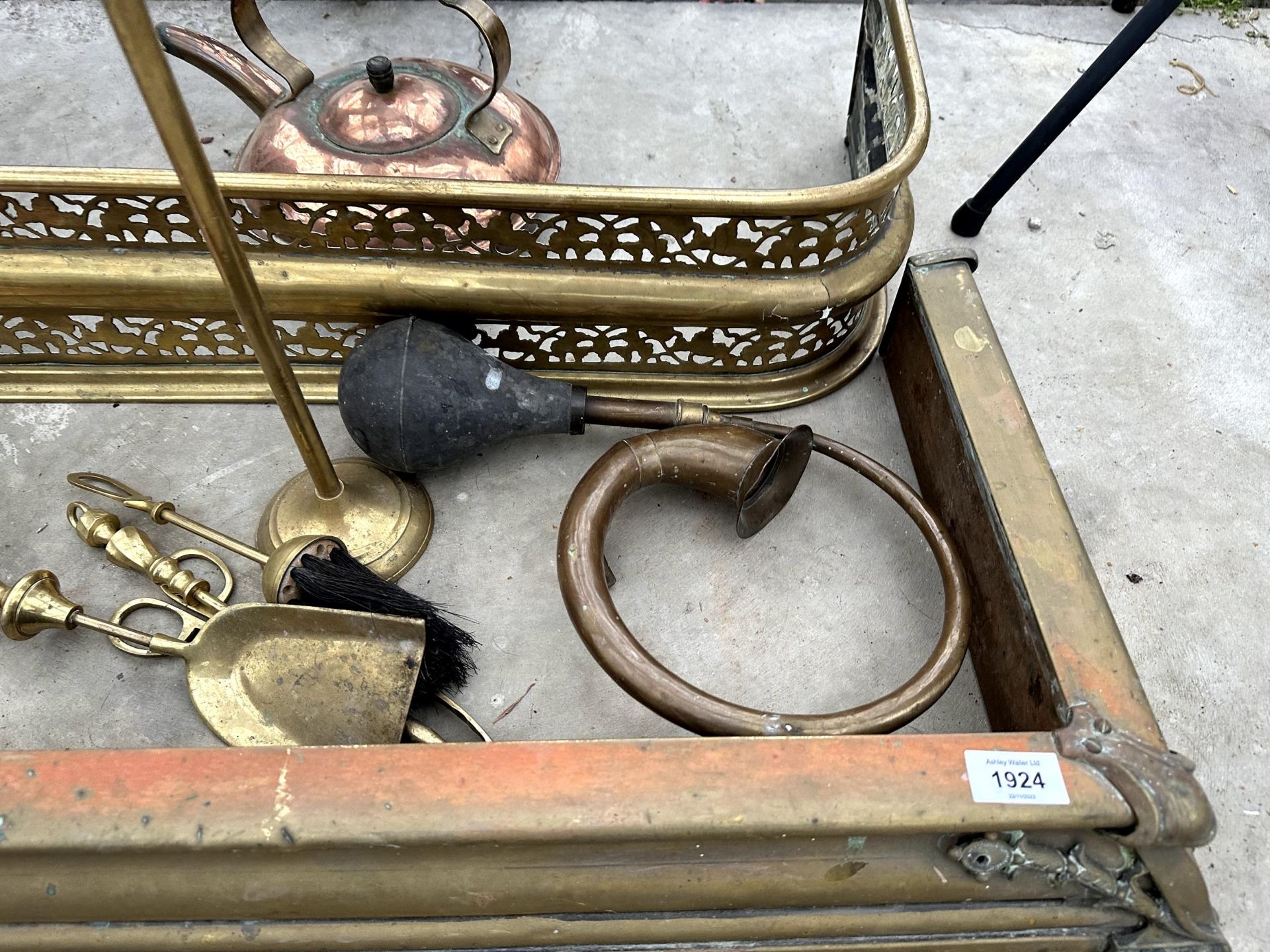 A LARGE QUANTITY OF BRASS AND COPPER ITEMS TO INCLUDE FIRE FENDERS, A DECORATIVE TRIVET STAND AND - Bild 2 aus 3