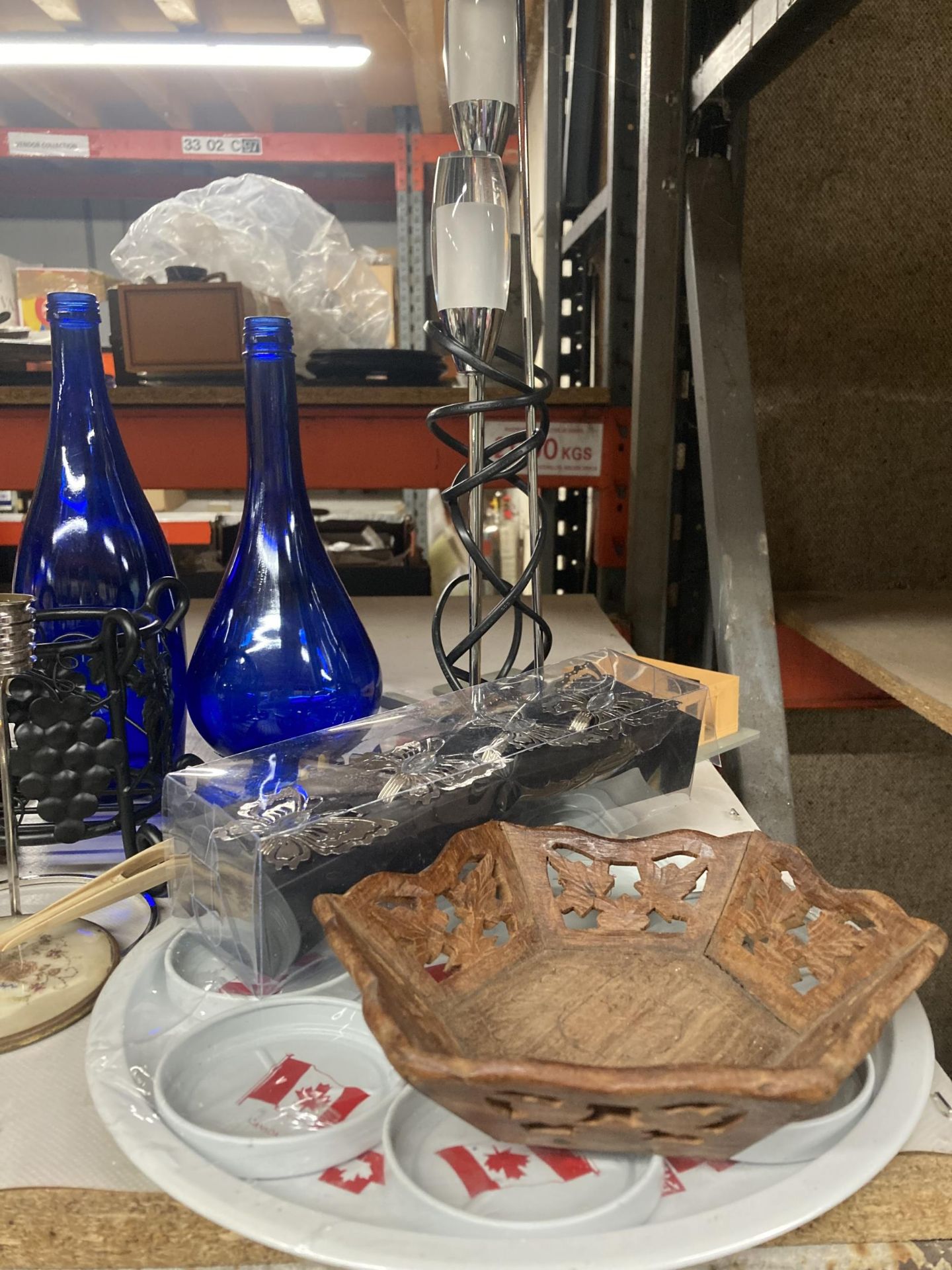 A MIXED GROUP OF ITEMS TO INCLUDE BLUE GLASS BOTTLES, TREEN BOWL, CARVED STANDS ETC - Image 3 of 4