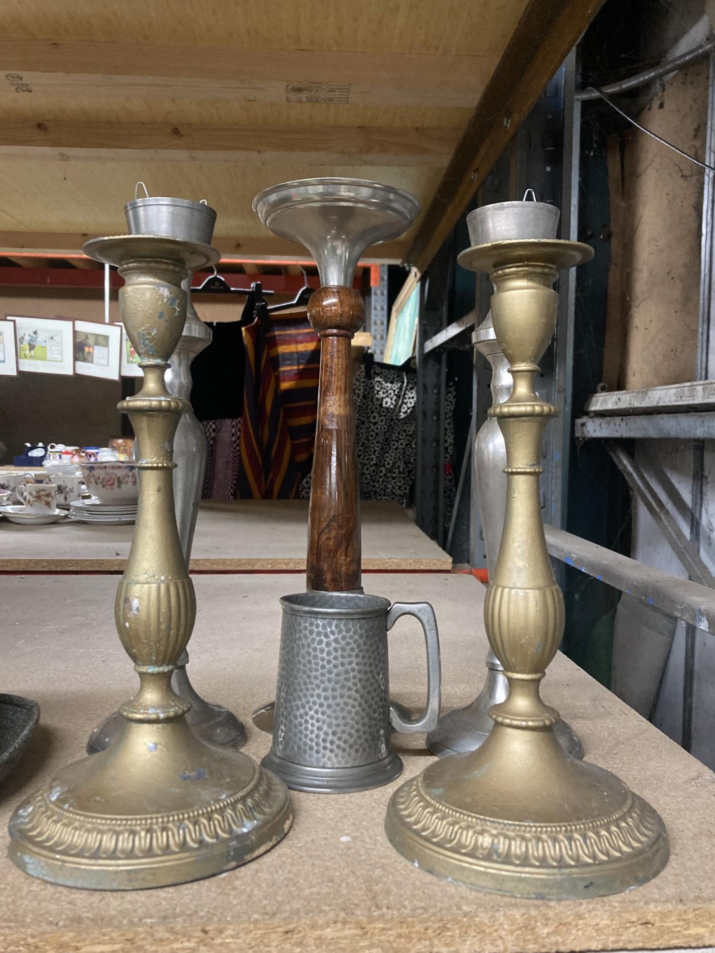 TWO PAIRS OF VINTAGE CANDLESTICKS TO INLUDE CHROME EFFECT EXAMPLES, PEWTER TANKARD AND FURTHER