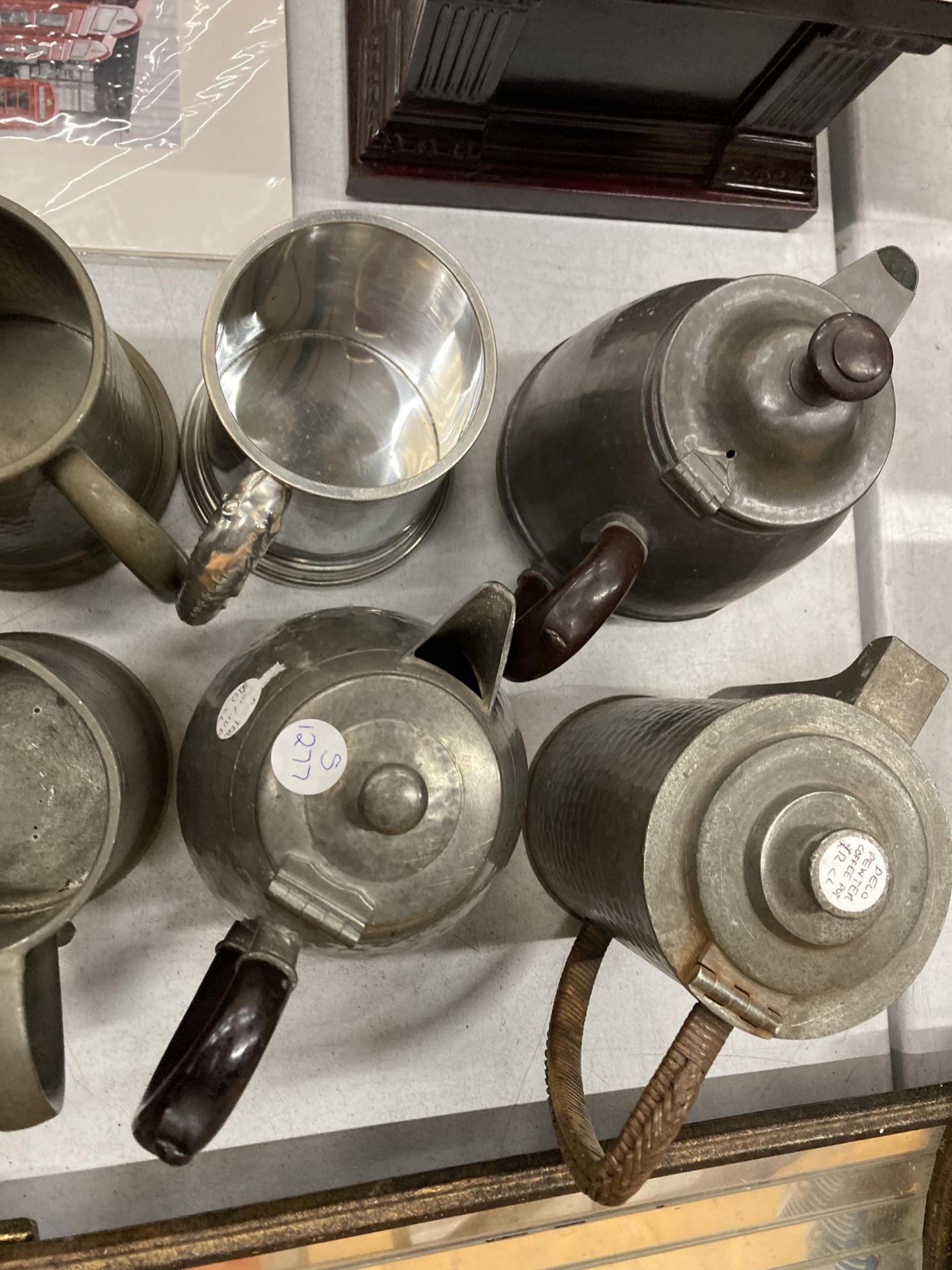 A COLLECTION OF VINTAGE PEWTER TANKARD AND COFFEE POTS - Image 3 of 5