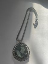 A SILVER NECKLACE AND AGATE PENDANT