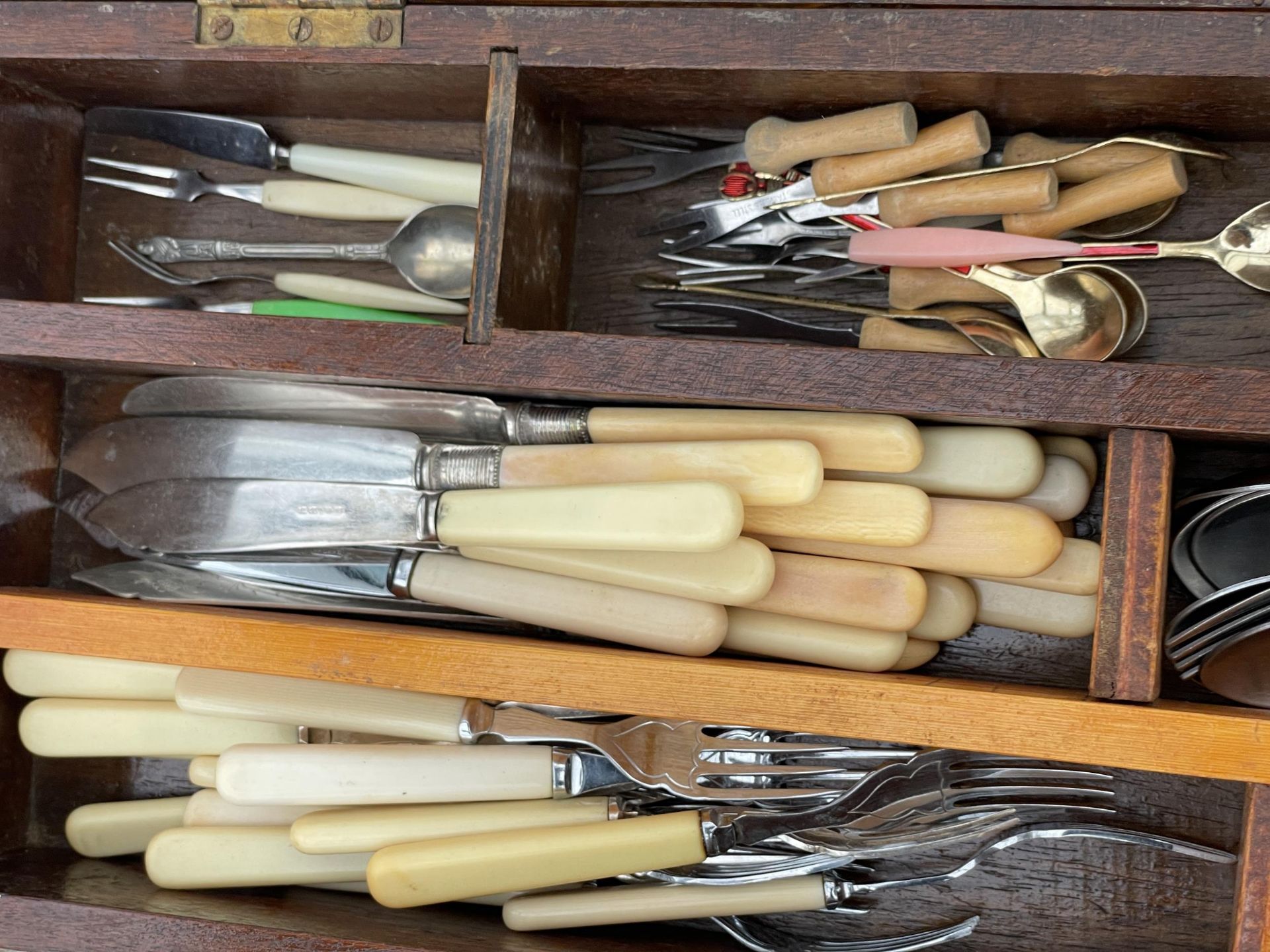 A VINTAGE WOODEN BOX WITH AN ASSORTMENT OF FLATWARE - Image 2 of 3